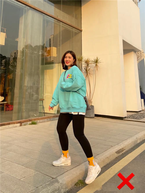 卫衣下面一定不要穿裤子，今年流行这样穿，时髦显高很适合小个子