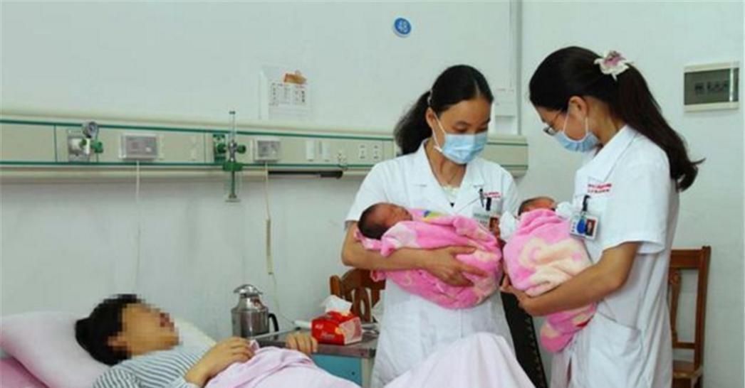 夫妻俩|产妇生下“龙凤胎”,一旁家人正乐开花,医生泼冷水不是双胞胎