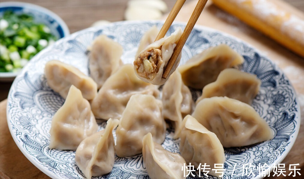 调白菜馅,用盐杀水是错的,牢记1个诀窍,白菜爽脆多汁,不出水!