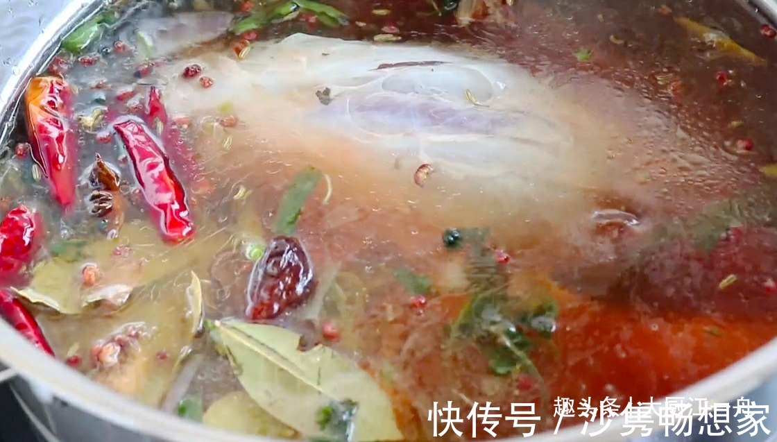 牛腱子肉|过年在家卤牛肉，牢记这个详细配方，牛肉五香浓郁，怎么切都不散