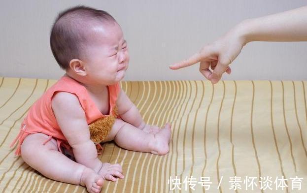 抱抱|为什么宝宝被骂哭后，仍会伸手让妈妈抱？知道原因很心疼