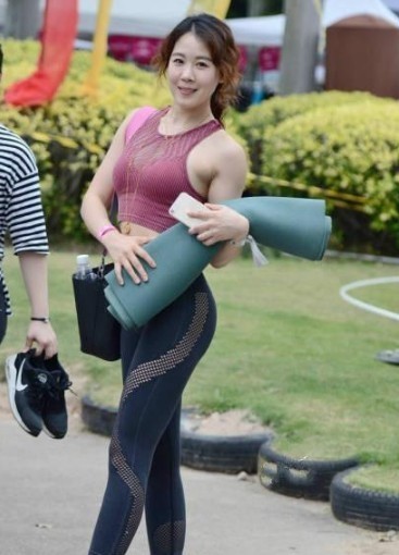 紧身|街拍凹凸精致的紧身打底裤美女,展现出少女完美的曲线