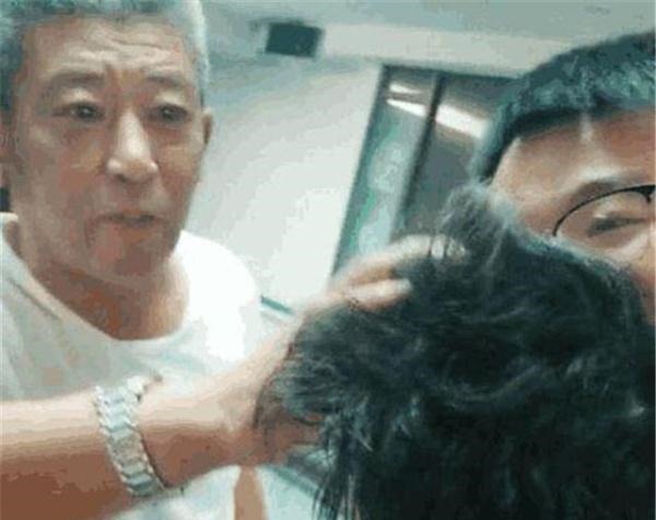 宝宝|两岁宝宝成“万人迷”,路人纷纷拿手机拍照,这发量太让人羡慕