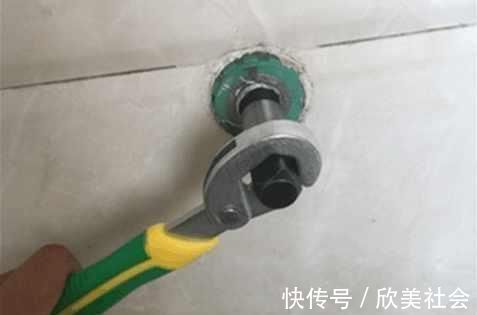 二喵|水龙头角阀断管里?拆墙取出要500元?10块钱教你轻松搞定