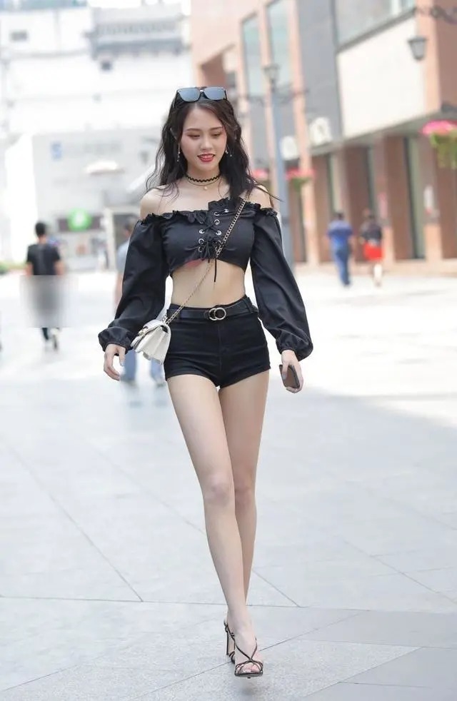 装扮 小姐姐简约风格装扮出的自然美感,给人一种靓丽的感觉