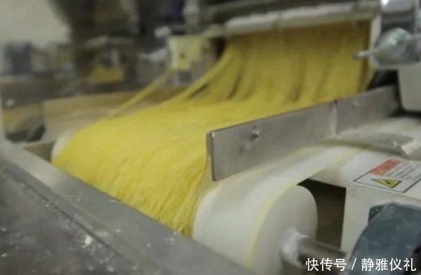 泡面|泡面真的不干净吗?康师傅公开生产车间,网友:比我家厨房还干净