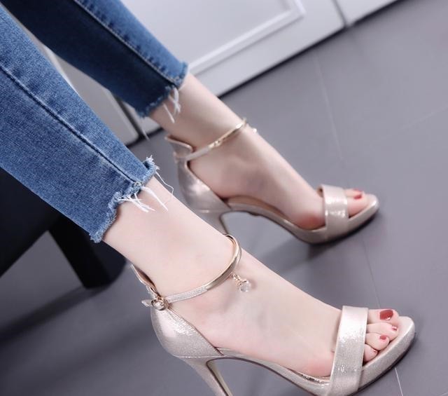 鞋底 女人都最爱高挑显脚瘦的高跟鞋,不是没有道理的!