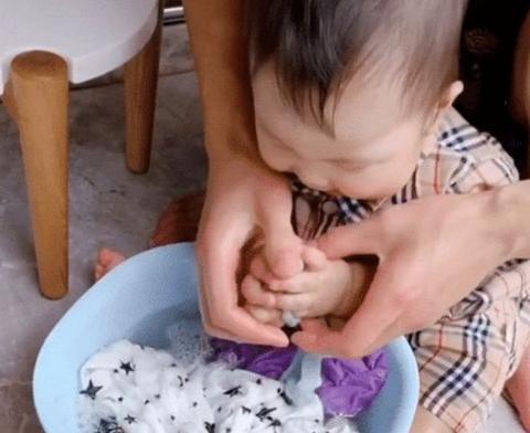 宝妈|9个月宝宝“洗衣服”走红,手法很专业,孩子:我是被强迫的