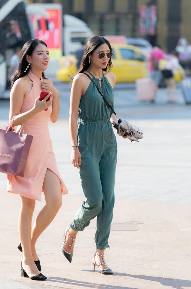 街拍:白色穿搭的小姐姐,身材苗条,很吸引眼球