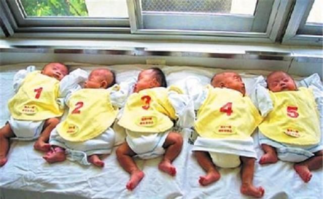 90后孕妈怀上5胞胎,孩子出生后宝爸傻眼,直呼上辈子欠债太多