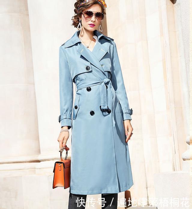 风衣|四五十岁女人,别一冷就穿毛衣开衫,试试这风衣外套,高雅又时髦