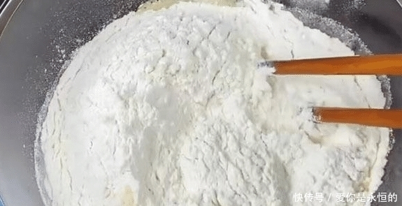  一把面粉，3个鸡蛋，教您在家做小零食，外甜内香酥，孩子都爱吃