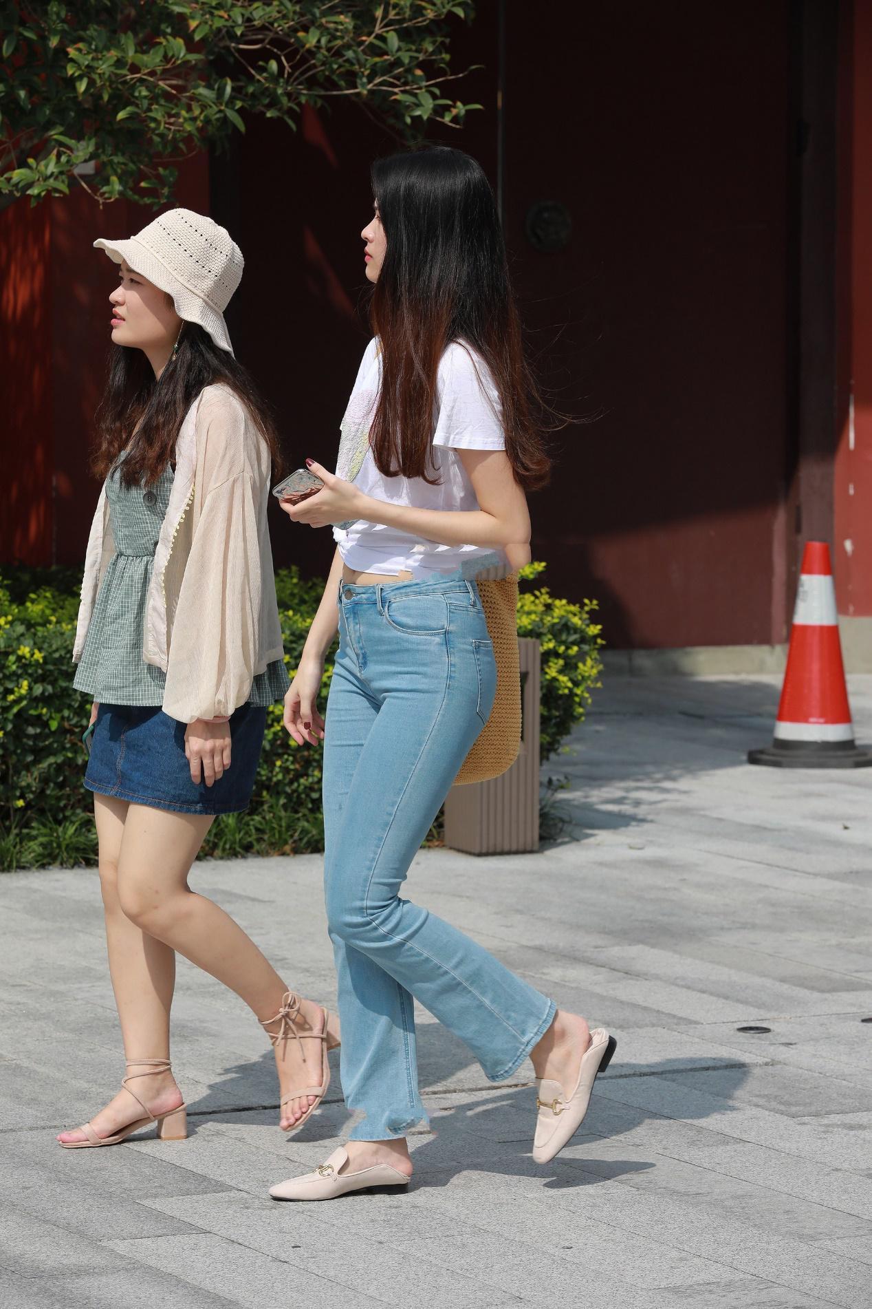  牛仔裤|短袖独特设计, 配上浅色牛仔裤