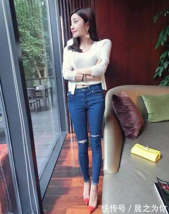 美女 时尚俏皮的牛仔裤美女,穿出有格调的靓丽女神气质!