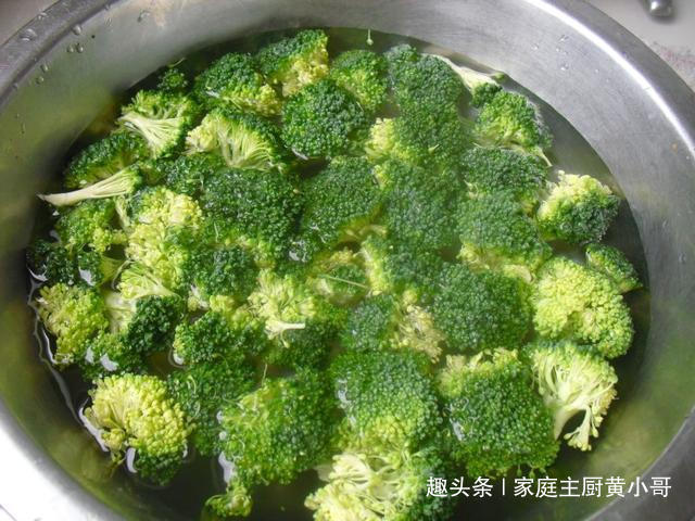 炒西兰花时，直接焯水就错了，饭店都是用做法，难怪那么好吃