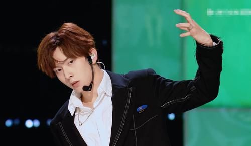 《创造营2021》首播Amber导师实力不俗,国际化选手融合喜忧参半