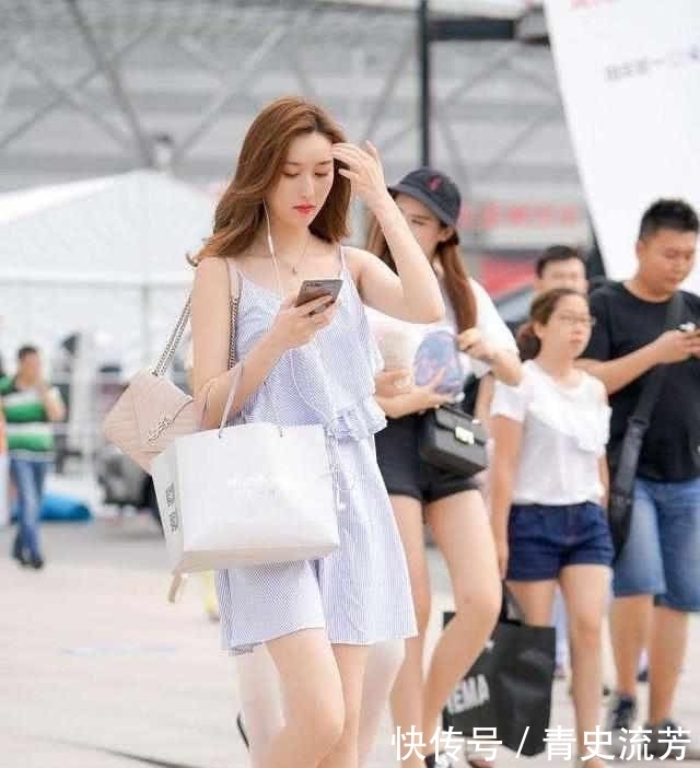 显得|性感明星美女街拍:普通的包臀裙被小姐姐一拉肩竟显得如此时尚