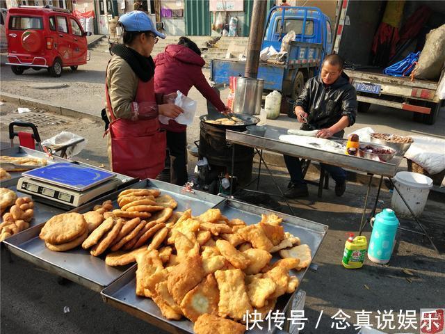 农村|奇怪的农村夫妻，赶大集生意火爆，自定规矩干四天休班一天