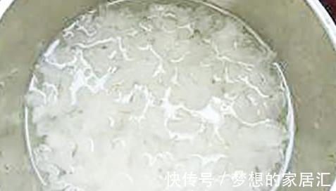 银耳莲子百合汤|秋天要常喝这道汤,女人每天喝一碗,滋补养颜,玩着手机就能做好