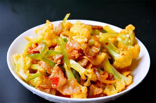 女人想要别人皮肤好，常吃3种食物，补水养颜，防止肌肤衰老