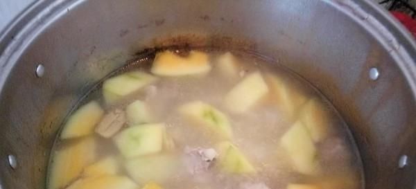 肋排|煮肉时,上面的“浮沫”是精华还是脏东西,需要撇去吗?