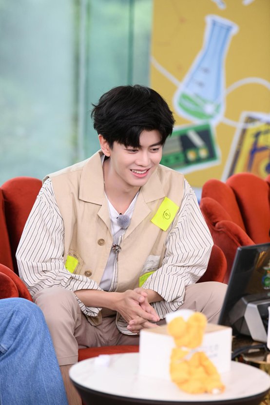 王嘉爾|《嗨放派》玩轉(zhuǎn)稀奇實驗，王嘉爾任嘉倫等“假扮”長頸鹿