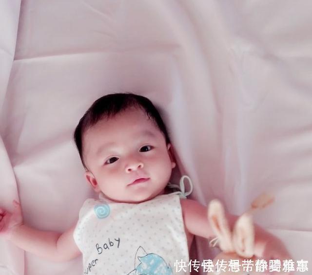婴儿熟睡时常常举起小手，你以为这是在投降，其实原因很简单！