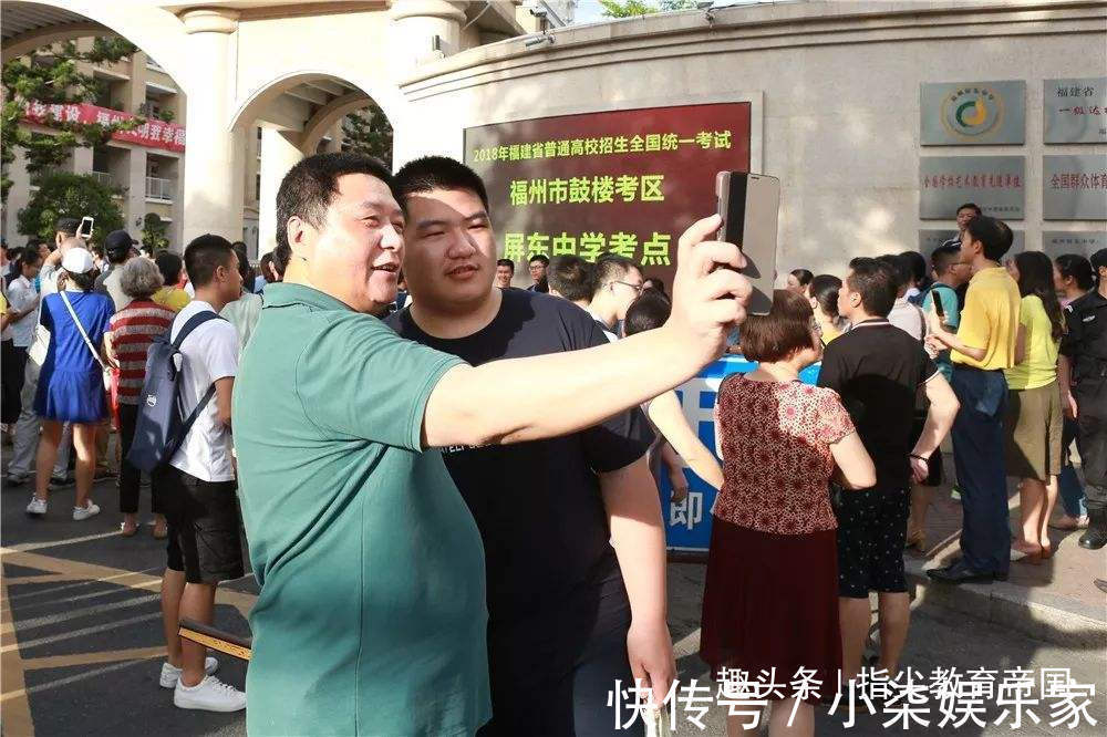 孩子|孩子高考，你会在考场外，顶着烈日等待吗听听他们的心理感动了