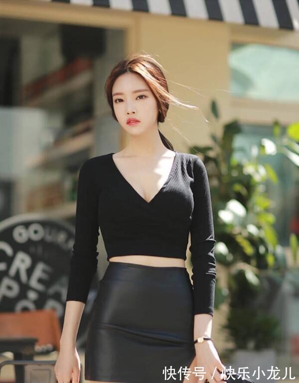 皮裙 小姐姐穿黑针织上衣搭配皮裙出街游玩,这样的搭配我给满分