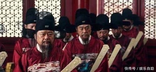 小官|朱元璋过年微服私访，被一值班小官拉着喝酒，不料次日被连升十级