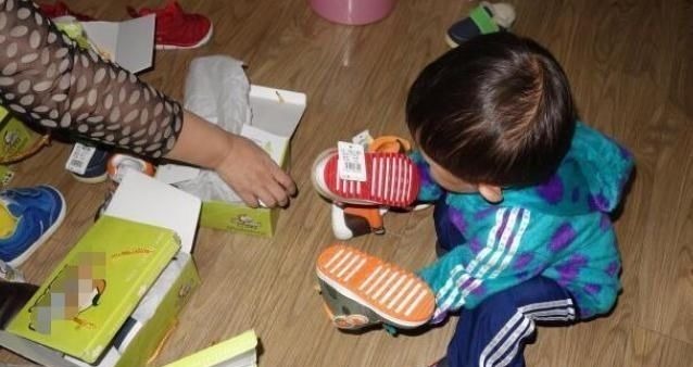 宝宝|新买的鞋子,宝宝穿上就哭,妈妈生气,爸爸却从中抠出一物