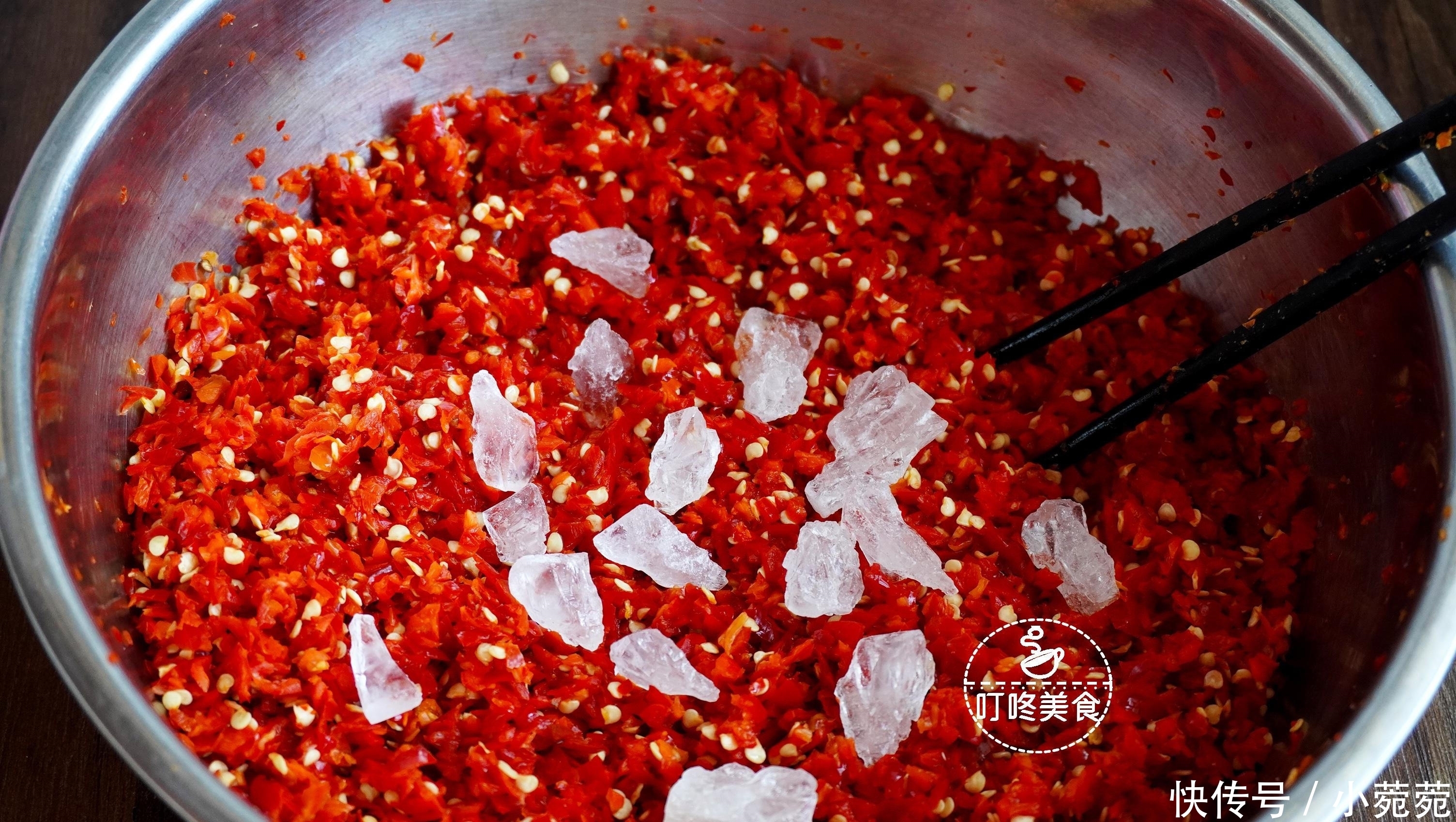 想吃辣椒酱不用买,自己做超简单,香辣又下饭,做一次能吃一年