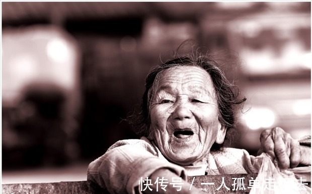 scate:tttttttttt!80岁老人留下一枕头,儿子主动上交,国家奖励10万!