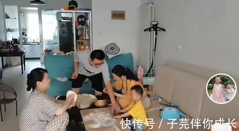 小宝|奇奇坐地上玩,悦悦把他训哭,网友:田静,你怎么教得孩子?