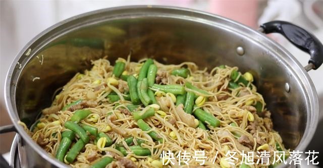 面条这吃法,比卤面香,比汤面省事,饭菜一锅出,冷热都好吃!