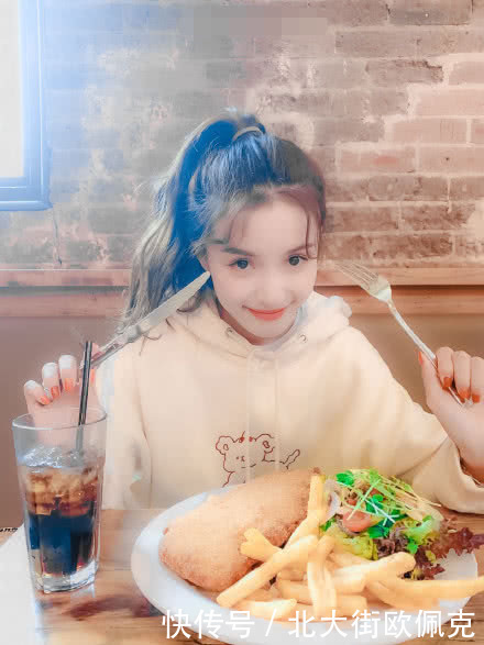 林小宅用企业家圈粉,花三万送口红给队友,无缘出道却是大赢家