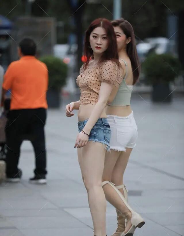 低腰裤|为何偏爱“低腰裤”？年轻女孩有话说，时髦洋气又显线条美！