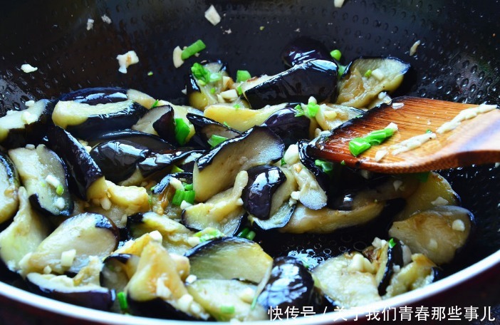 为啥|炒茄子时,为啥总发黑?下锅前多做2步,鲜香软嫩,不发黑不油腻