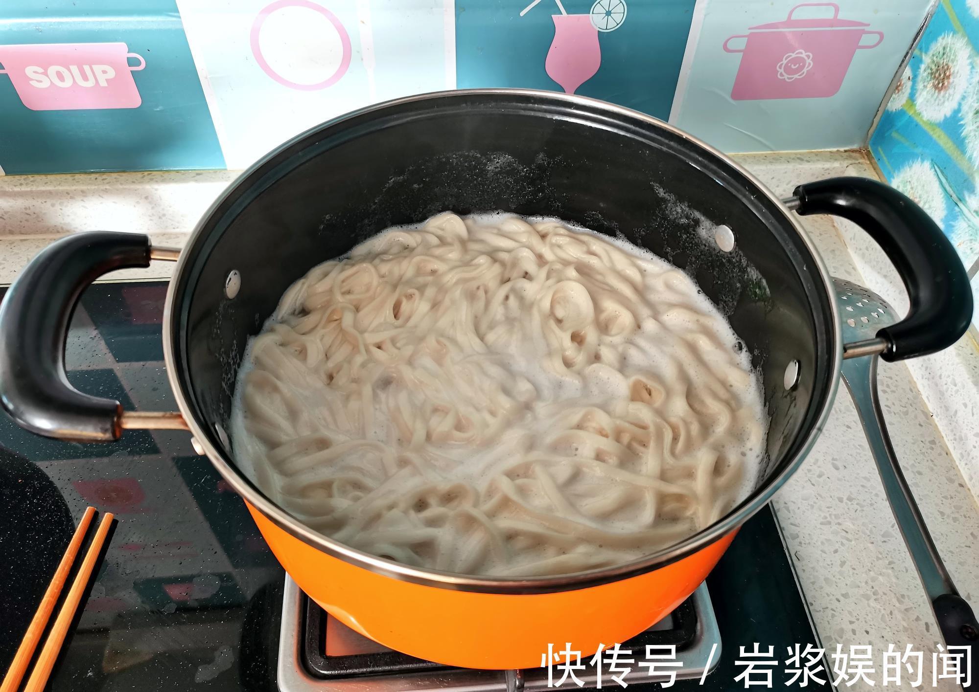 天热我家|天热我家这样吃面条，有肉有菜有面条，拌一拌越吃越香