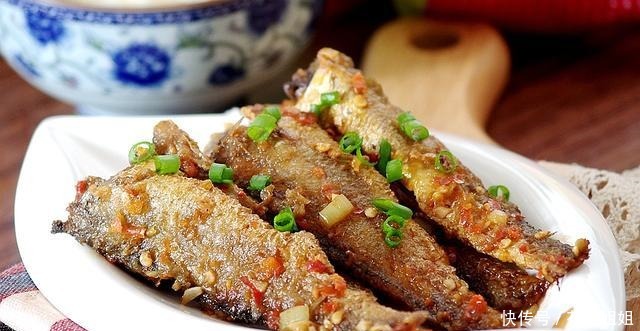 小黄鱼干煎后加一步，变身咸鲜微辣色香诱人的干烧小黄鱼