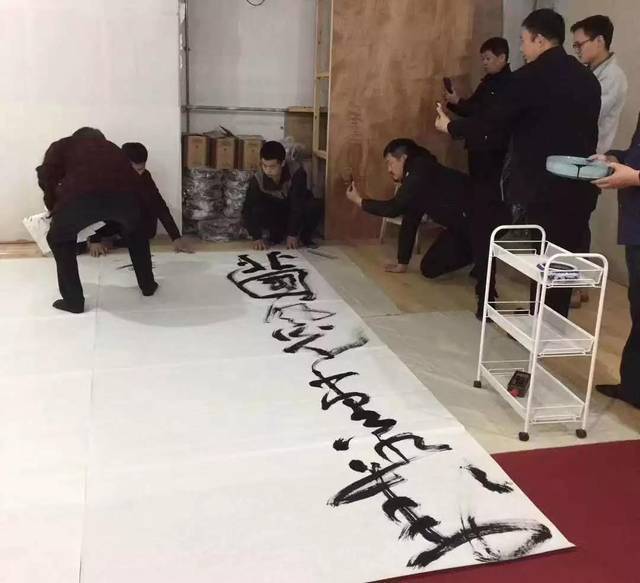 中书协副主席赤脚写狂草巨幅,长达14米,网友:看不懂写的是啥