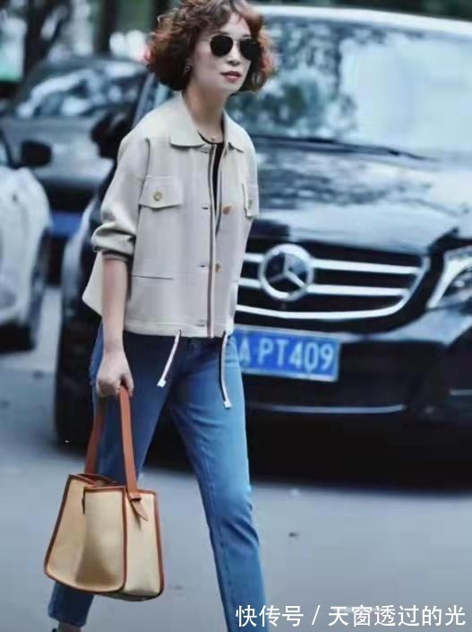 穿搭 奔五的女人甩掉“大妈感”,看这位大龄姐姐,靠穿搭显年轻又优雅!