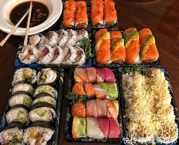 28个巨石强森的菜单，满满一桌子太能吃，还边吃边看电影太享受