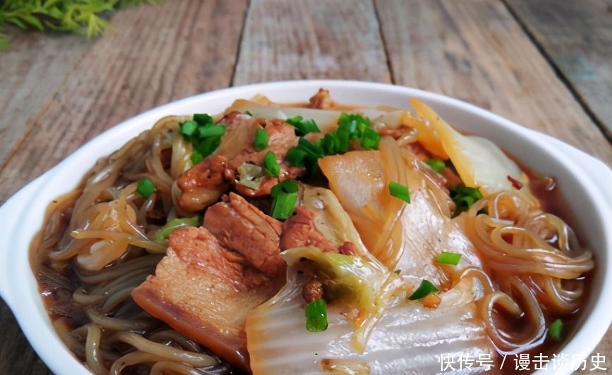 百菜不如白菜,热腾腾地炖一锅,营养又好吃,用汤汁拌饭都是美味