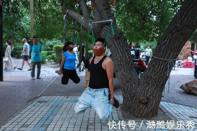 低头族|沈阳1棵大树上“吊满”许多大爷,知情人说这有名堂,看是啥