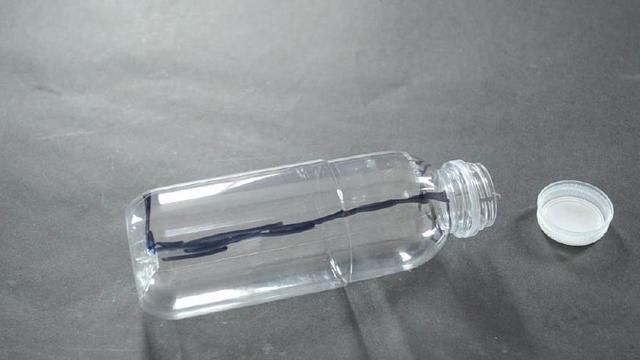 塑料瓶别再扔了,改造一下,粘在厨房里有大用处,省钱又实用