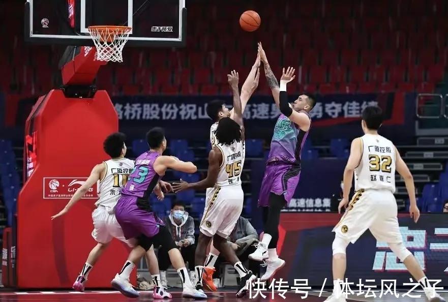 王博|山东男篮爆冷击败争冠球队,但徐长锁还是遭到质疑,被王博完爆