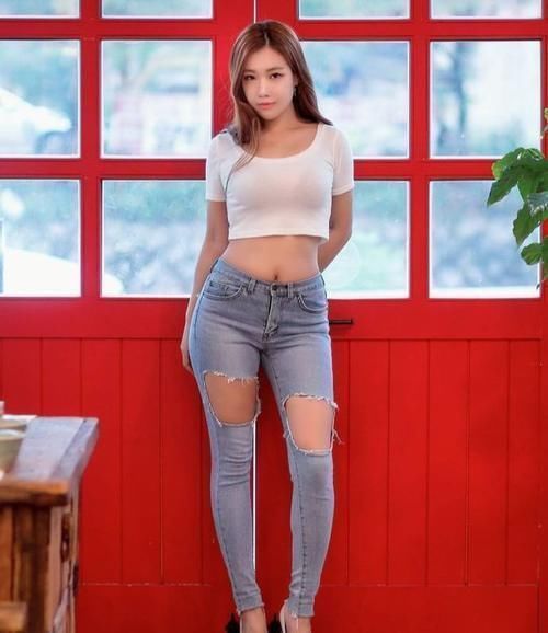 性感 展示性感身材,白色上衣搭配紧身牛仔裤,美的动人!