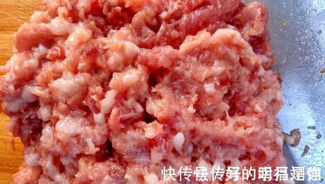 包肉馅饺子时，牢记两点窍门，包出的饺子更鲜更嫩，咬一口忘不掉