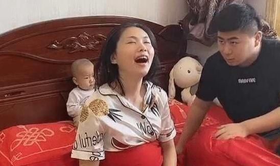 宝妈|一家三口睡觉走红:爸妈装疯卖傻,好一对“戏精”,宝宝一脸茫然